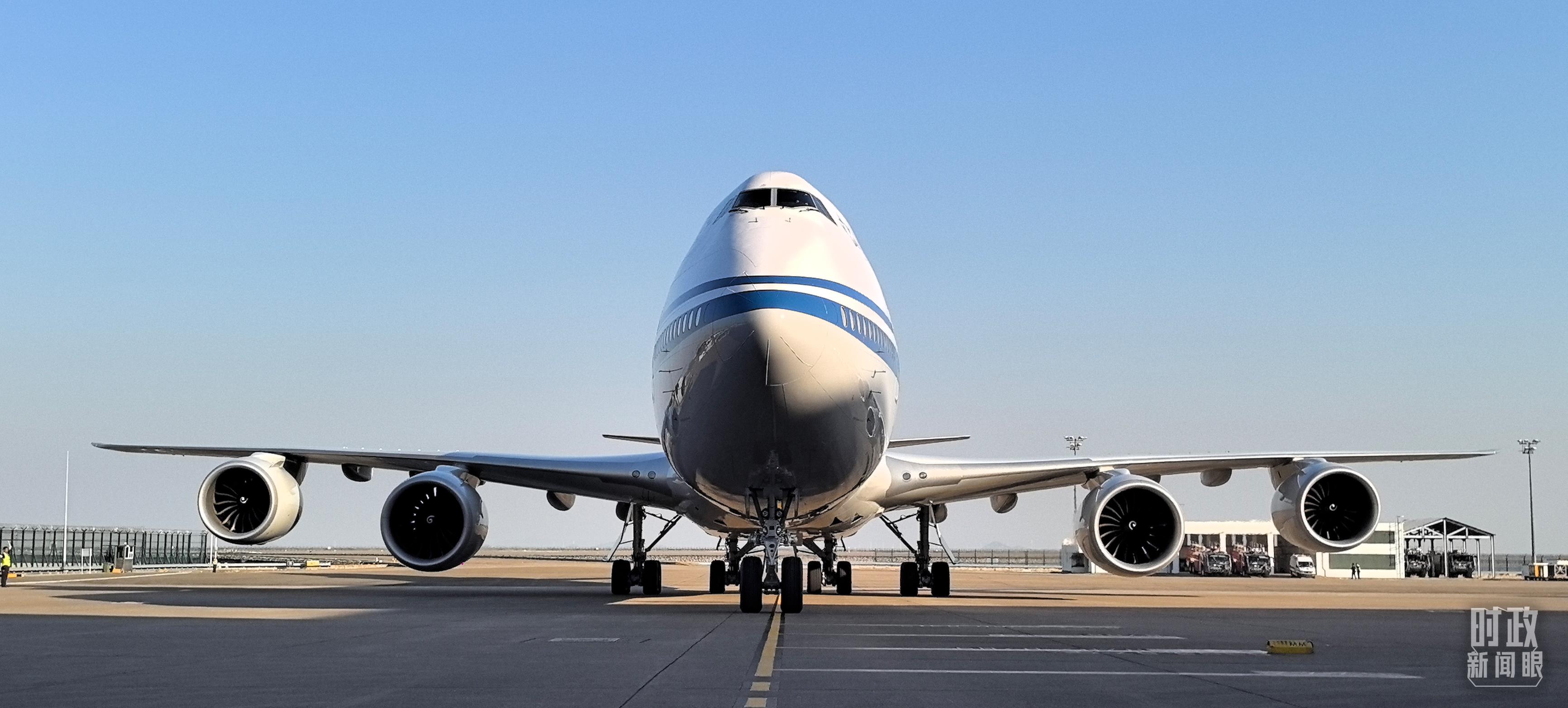 △習(xí)主席專機抵達(dá)澳門國際機場。（總臺央視記者王子杭拍攝）