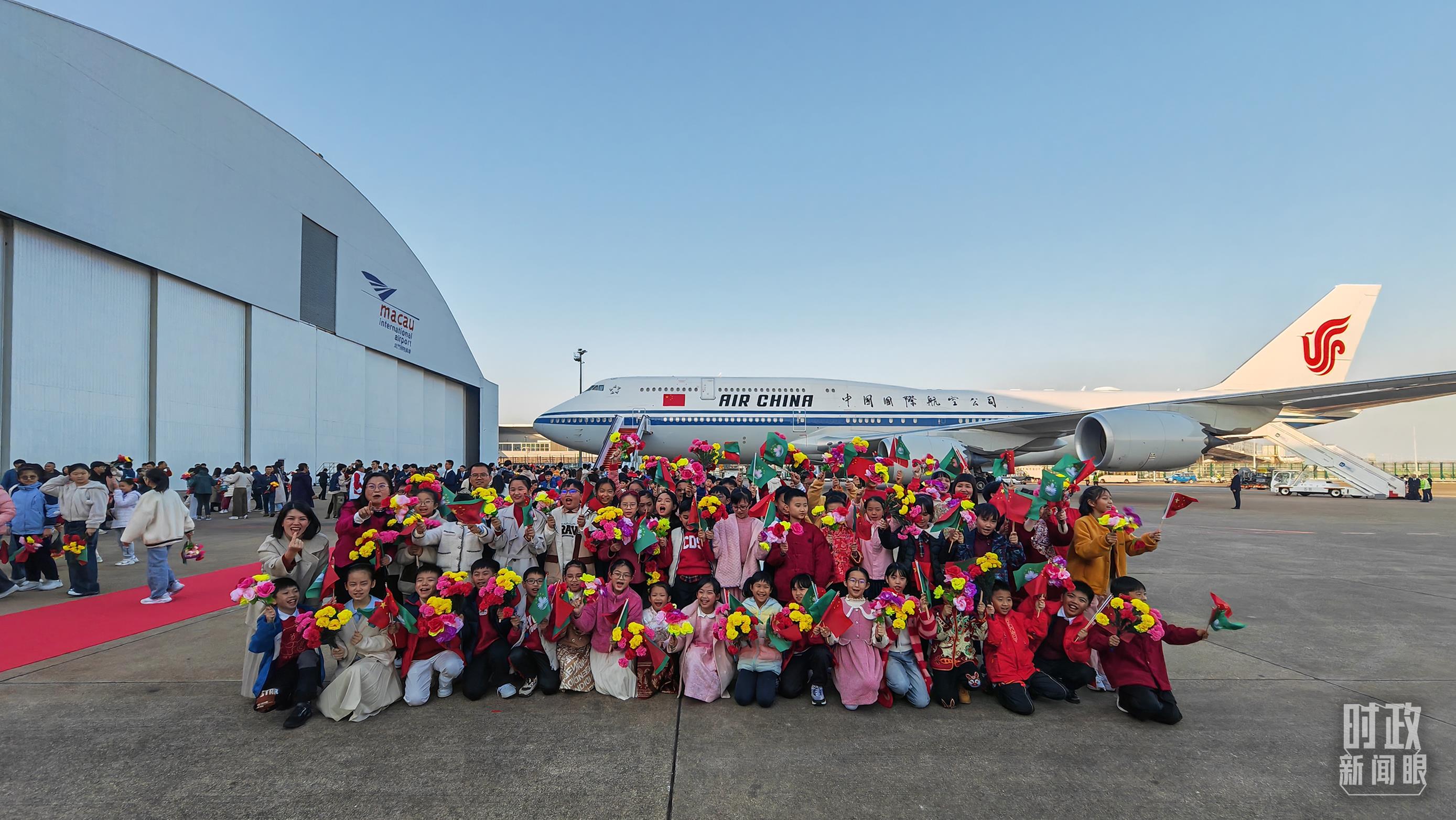 △歡迎儀式后，歡迎人群合影留念。（總臺央視記者劉琦拍攝）