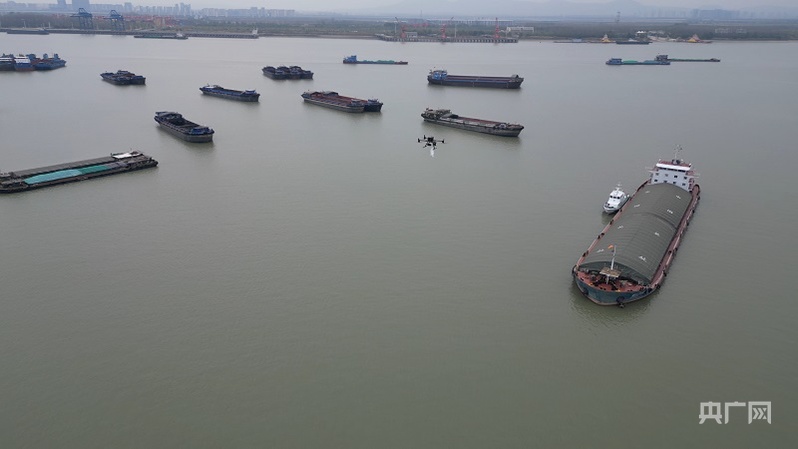 無(wú)人機(jī)在給長(zhǎng)江船只送貨（央廣網(wǎng)發(fā) 劉劍忠 攝）