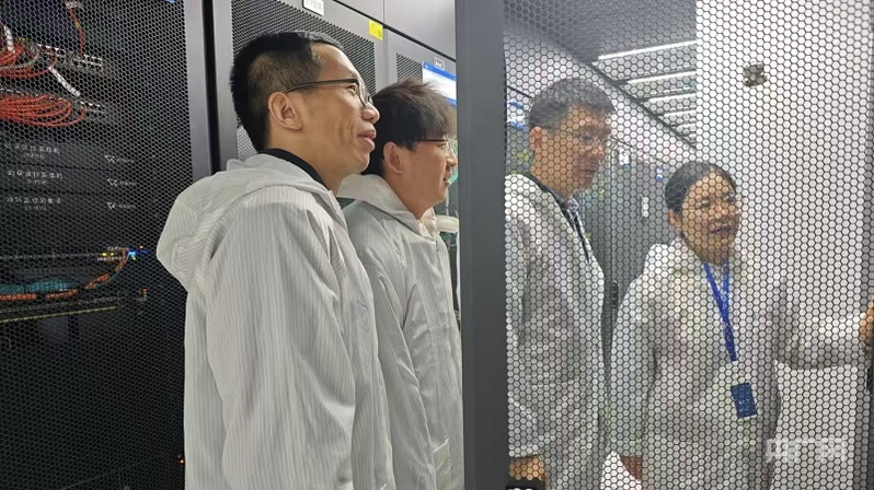 陳平平和團(tuán)隊(duì)在實(shí)驗(yàn)室設(shè)備機(jī)房開(kāi)展創(chuàng)新網(wǎng)絡(luò)測(cè)試驗(yàn)證（央廣網(wǎng)記者 王錫斐 攝）