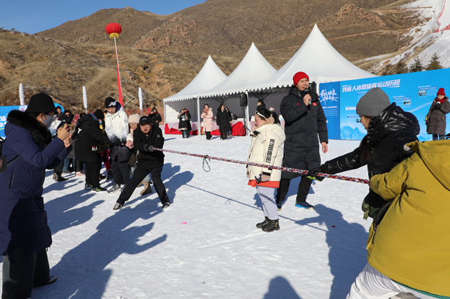 雪地拔河活動(dòng)。內(nèi)蒙古自治區(qū)殘疾人聯(lián)合會(huì)供圖