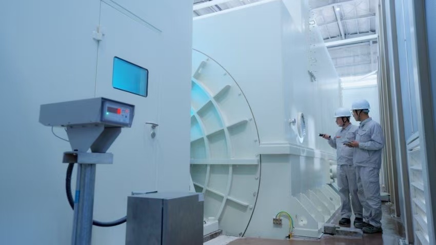 工作人員檢查300兆瓦壓氣儲(chǔ)能示范工程發(fā)電機(jī)。受訪者供圖