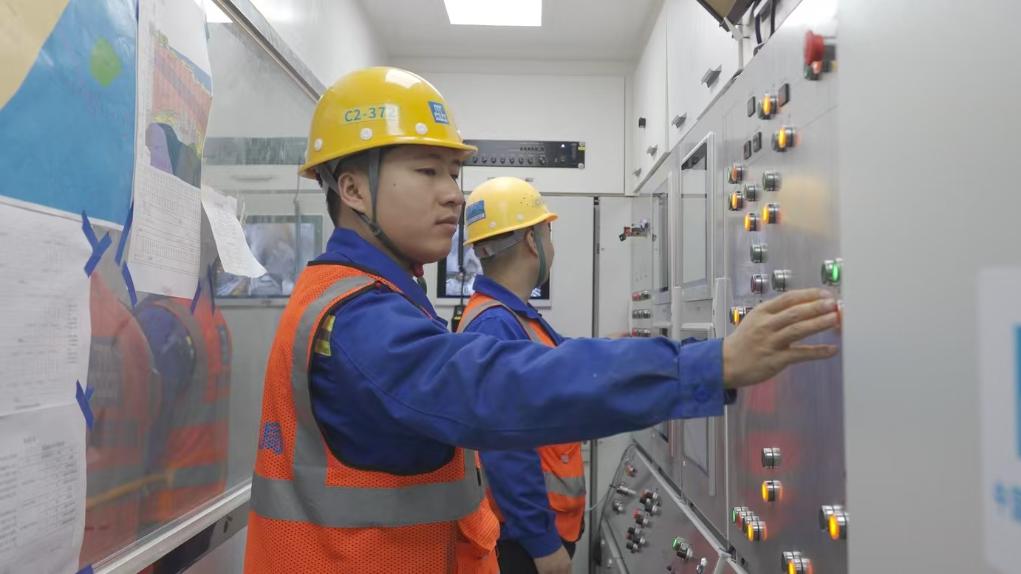 盾構(gòu)司機(jī)何曉波在駕駛室內(nèi)調(diào)試盾構(gòu)機(jī)參數(shù)。（劉芬攝）