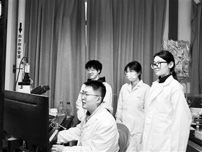 西安交通大學(xué)教授王昌河團(tuán)隊(duì)在進(jìn)行多巴胺分泌電化學(xué)檢測。受訪者供圖