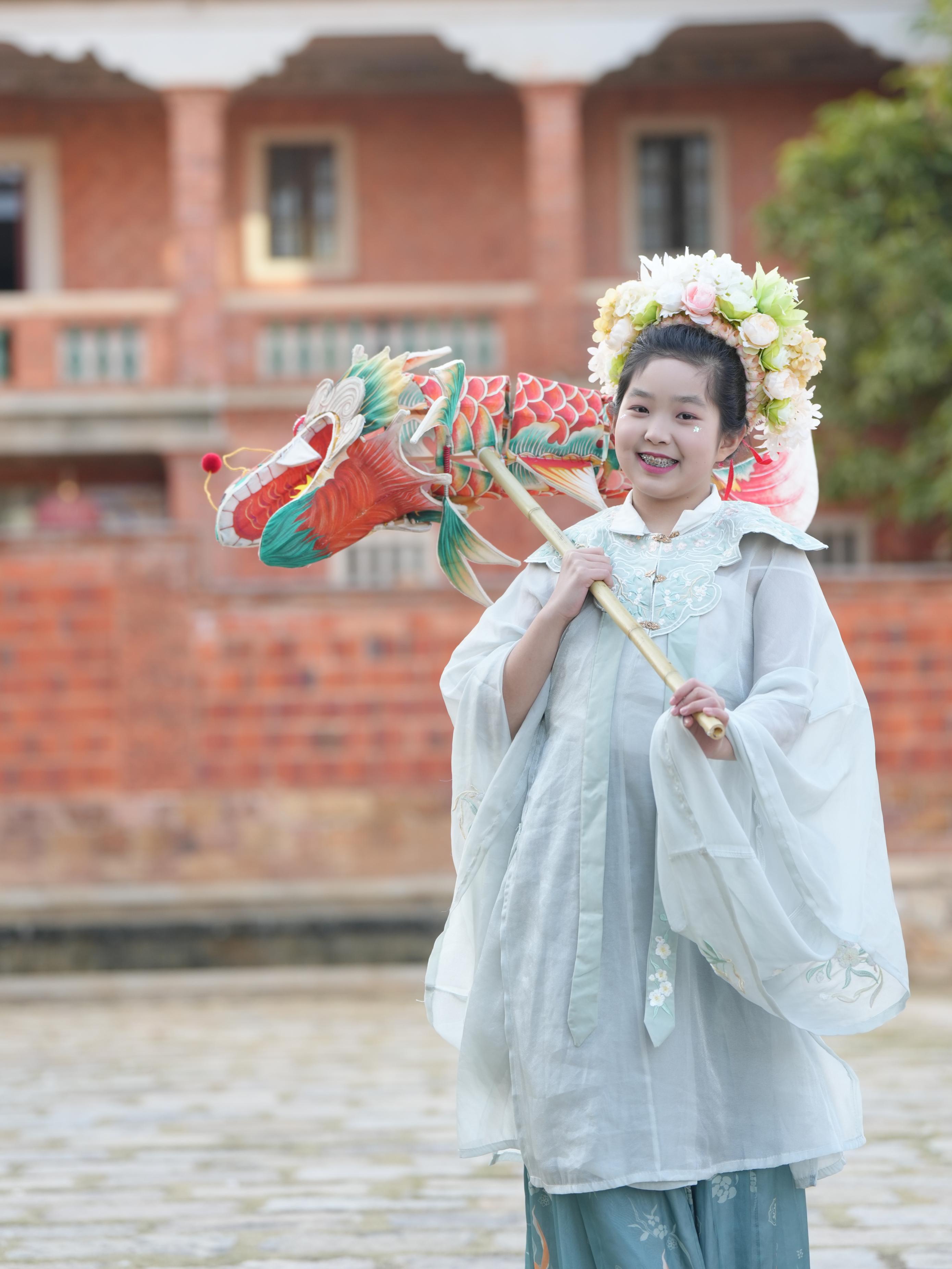 在泉州，沈女士為女兒拍下頭戴簪花的照片。受訪者供圖