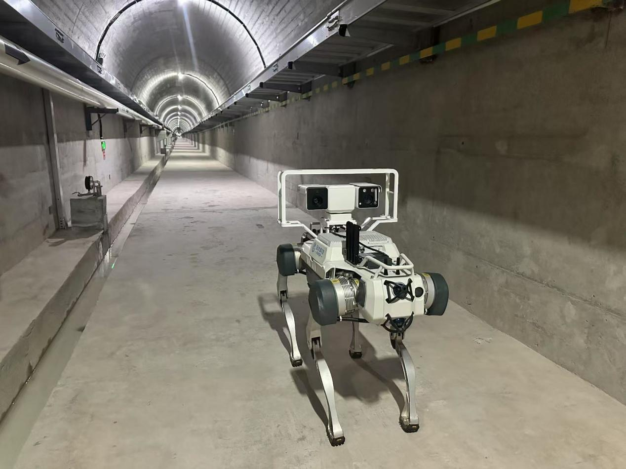 機器人正在對大壩廊道進行巡檢，重點監(jiān)測裂縫，滲水點，積水等。水利部供圖