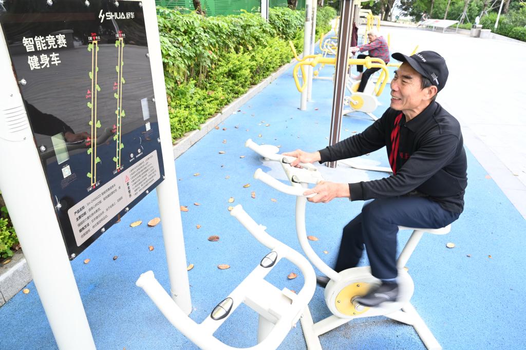 2023年4月24日，市民在福州市鼓樓區(qū)西河智慧體育公園使用智能競賽健身車。新華社記者 林善傳 攝