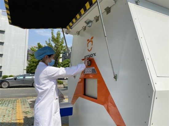 醫(yī)院接收無人機送來的醫(yī)療樣本。受訪者供圖