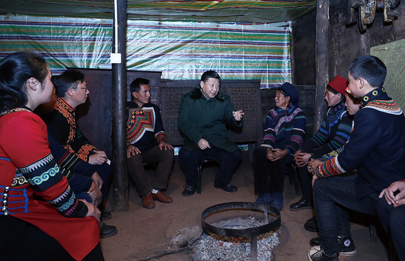 △2018年2月11日，四川涼山彝族自治州昭覺縣三岔河鄉(xiāng)三河村，習近平總書記來到村民節(jié)列俄阿木家中看望。