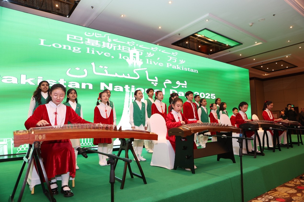 中巴兩國學生演出。巴基斯坦駐華大使館供圖