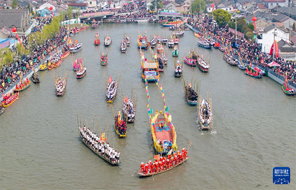 ?4月4日，選手在參加茅山會(huì)船盛會(huì)（ 無人機(jī)照片）。?新華社發(fā)（顧繼紅 攝）