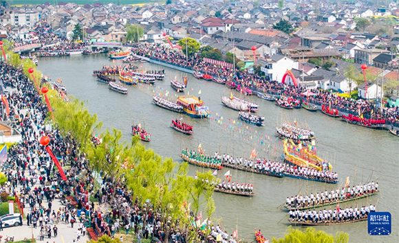 4月4日，選手在參加茅山會(huì)船盛會(huì)（無人機(jī)照片）。?新華社發(fā)（周社根 攝）