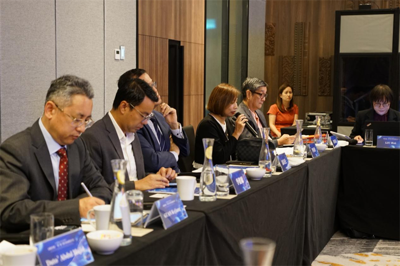 《南洋商報(bào)》總編輯羅依薇（左四）進(jìn)行致辭。林俊揚(yáng)攝