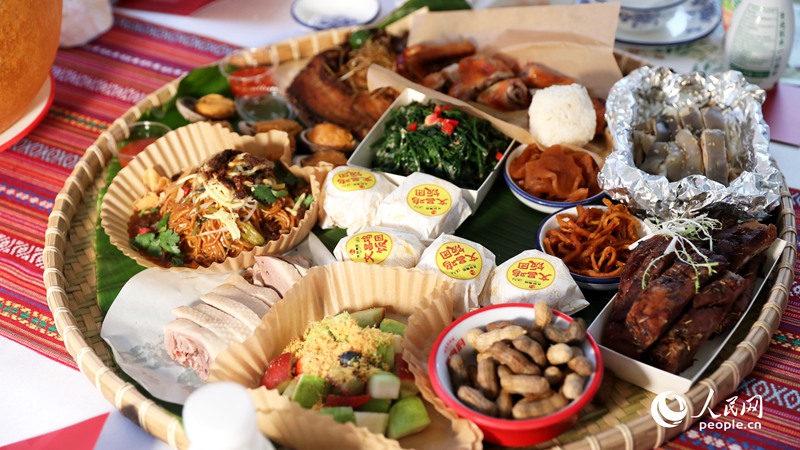 長桌宴上擺滿了海南特色佳肴。人民網(wǎng)記者 符武平攝