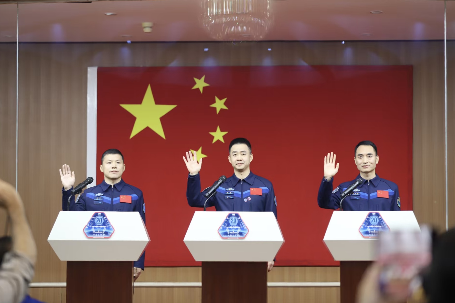 4月23日，神舟二十號(hào)航天員乘組在酒泉衛(wèi)星發(fā)射中心問(wèn)天閣與中外媒體記者集體見面。人民網(wǎng)記者 黃帆攝