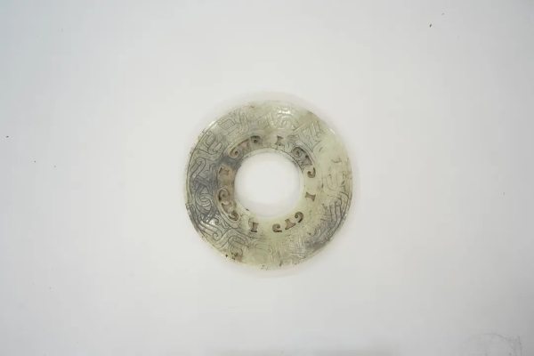 武王墩一號(hào)墓出土的鏤孔玉璧。全國十大考古新發(fā)現(xiàn)活動(dòng)辦公室供圖