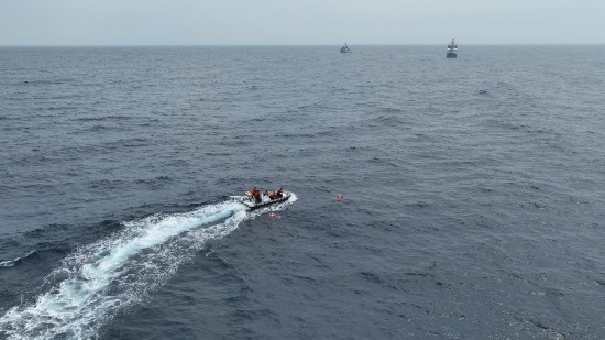 4月23日，中越海警開展海上聯(lián)合搜救演練，模擬營(yíng)救落水人員。（中國(guó)海警供圖）