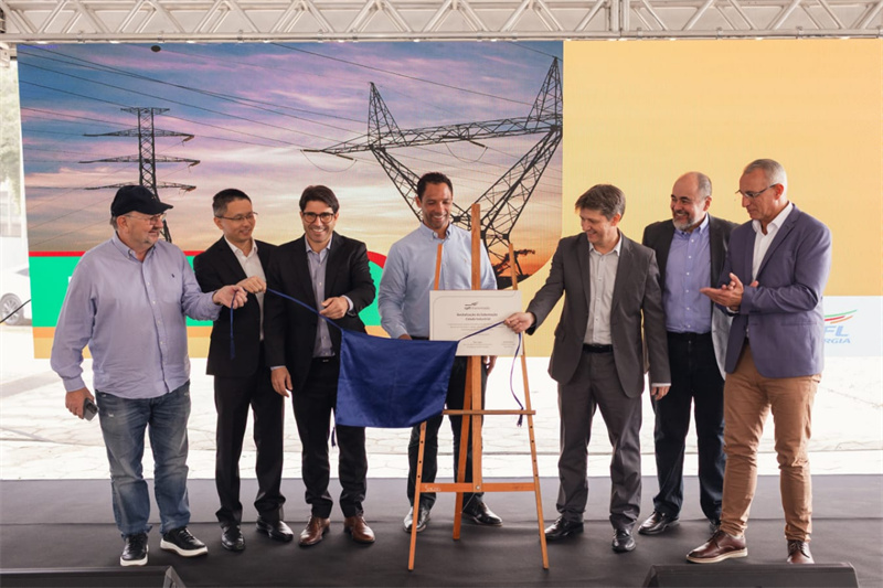 CPFL公司執(zhí)行副總裁弗拉維奧·恩里克·里貝羅（中）、CPFL輸電公司總裁李甫（左二）、南里奧格蘭德州州議員阿洛伊西奧·克拉斯曼（左一）、州長(zhǎng)代表豪爾赫·波佐邦（右一）等出席投運(yùn)儀式。 中國(guó)國(guó)家電網(wǎng)巴西電力CPFL公司供圖