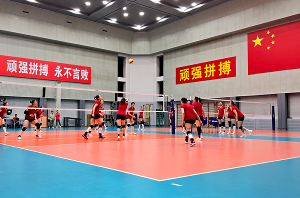 4月28日，中國女排在主教練趙勇的帶領(lǐng)下進(jìn)行訓(xùn)練。人民網(wǎng)記者 胡雪蓉?cái)z