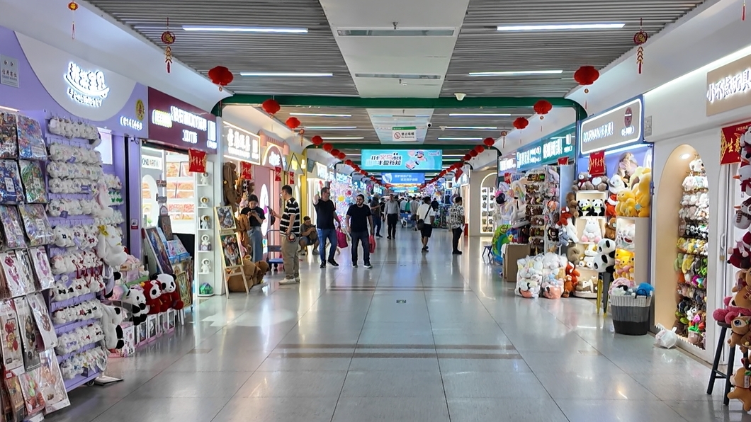 4月30日，義烏國(guó)際商貿(mào)城一區(qū)現(xiàn)場(chǎng)。人民網(wǎng)記者 王仁宏攝