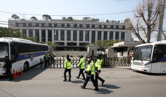 4月3日，在韓國(guó)首爾，警察在韓國(guó)憲法法院前執(zhí)勤。新華社記者姚琪琳攝