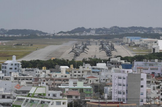 這是2023年11月25日在日本沖繩美軍普天間基地駐留的“魚鷹”運(yùn)輸機(jī)（資料照片）。新華社記者馮武勇攝
