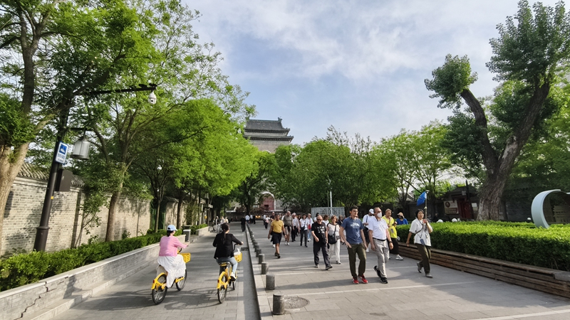 外國(guó)游客游覽北京鼓樓。人民網(wǎng)記者 李楠樺攝