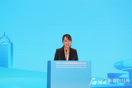 5月23日，在2025上合組織國(guó)家媒體合作論壇青年文化交流營(yíng)活動(dòng)中，人民日?qǐng)?bào)社記者阿爾達(dá)克·塔巴拉克發(fā)言。石榴云/新疆日?qǐng)?bào)記者 李雄心攝