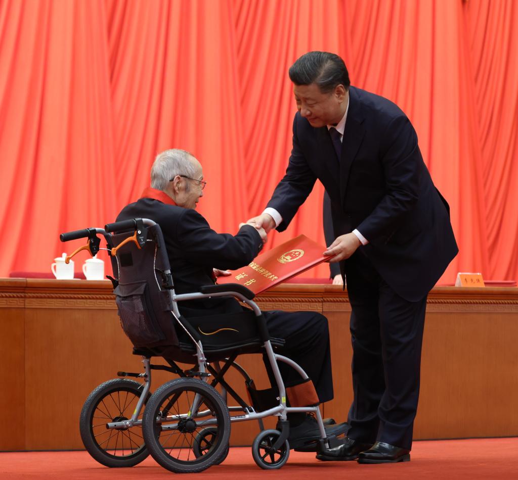 2021年11月3日，2020年度國(guó)家科學(xué)技術(shù)獎(jiǎng)勵(lì)大會(huì)在北京人民大會(huì)堂隆重舉行。習(xí)近平總書(shū)記向獲得2020年度國(guó)家最高科學(xué)技術(shù)獎(jiǎng)的中國(guó)航空工業(yè)集團(tuán)有限公司顧誦芬院士頒獎(jiǎng)。新華社記者 龐興雷 攝