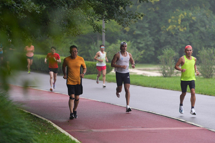 2024年7月14日，市民在北京中軸線延長(zhǎng)線上的奧林匹克森林公園運(yùn)動(dòng)鍛煉。
