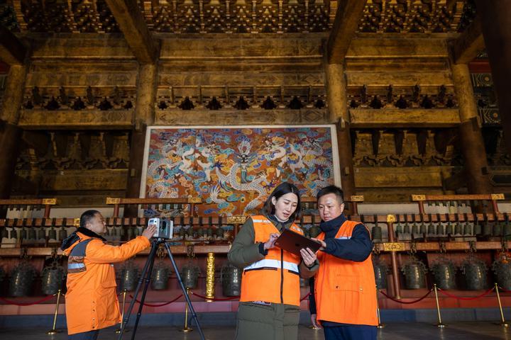 北京市測(cè)繪設(shè)計(jì)研究院團(tuán)隊(duì)在太廟測(cè)繪（2023年2月19日攝）。2020年9月起，北京市測(cè)繪設(shè)計(jì)研究院的技術(shù)團(tuán)隊(duì)開(kāi)展了北京中軸線遺產(chǎn)點(diǎn)實(shí)地測(cè)繪，從文物保護(hù)、環(huán)境整治、文物騰退等方面為北京中軸線申遺提供空間數(shù)據(jù)底板。