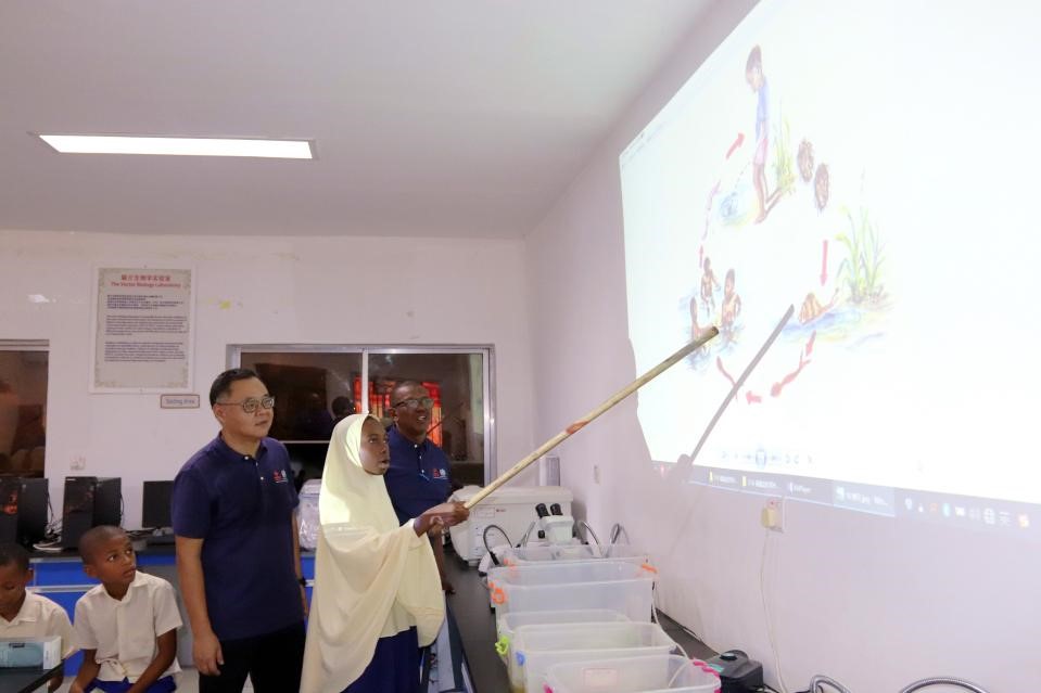 血吸蟲病健康教育講座。施亮攝
